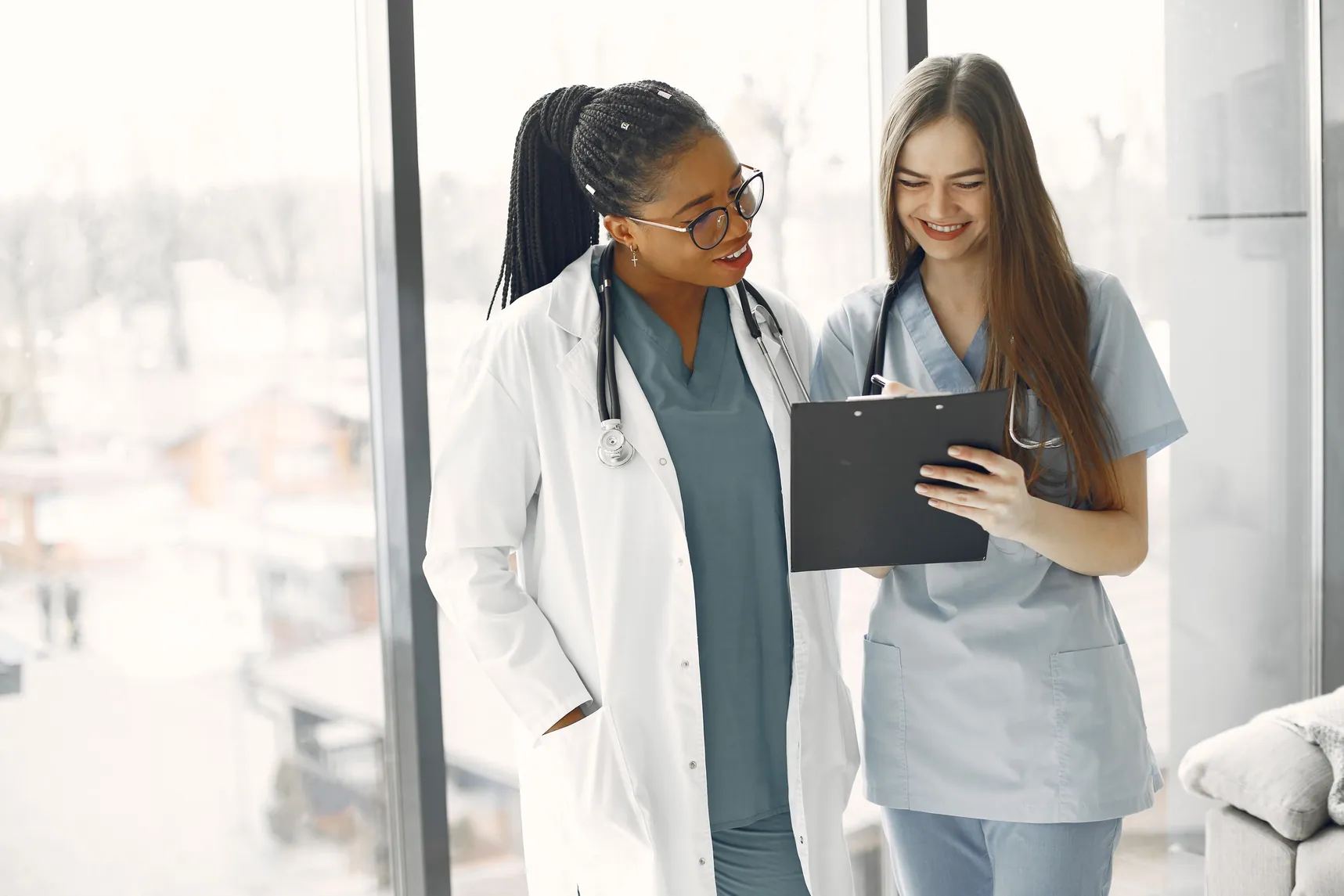 Doctora atendiendo a un paciente en un consultorio luminoso