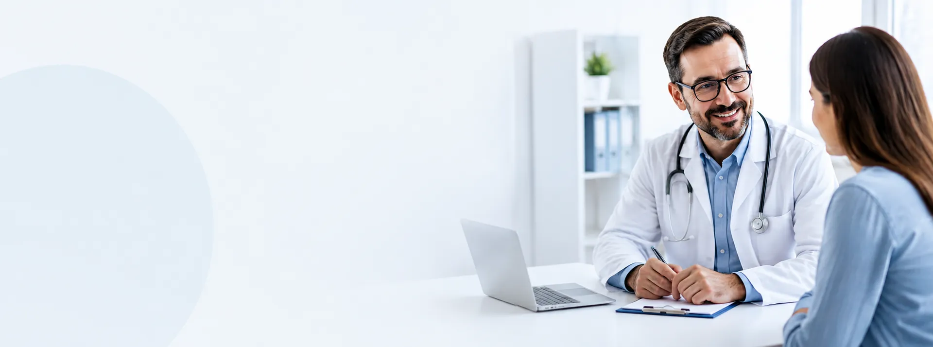 Médico de atención primaria consultando con un paciente en un consultorio luminoso