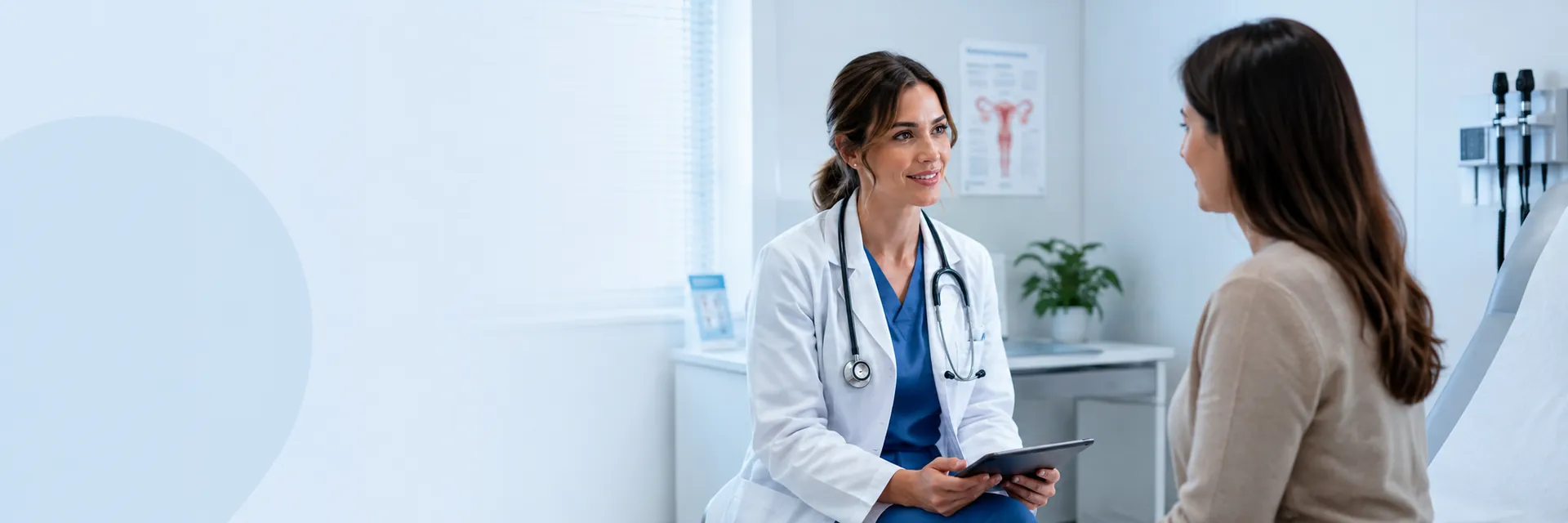 Médica consultando con una paciente en un consultorio luminoso
